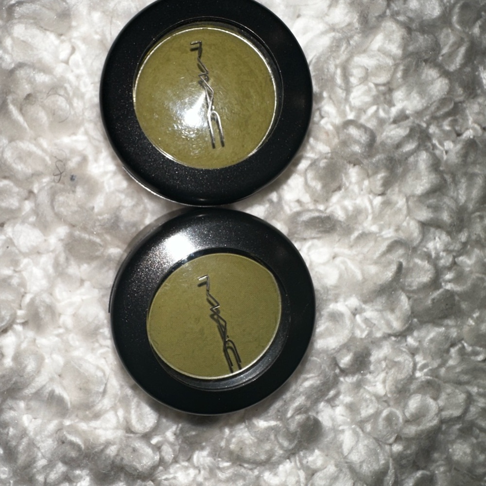 MAC Eyeshadow Pair “Mo Money-Mo Problems” - Picture 5 of 9